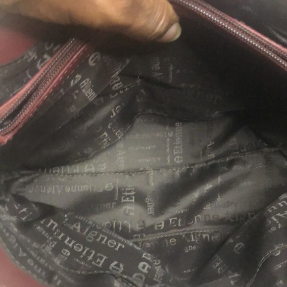 ETIENNE AIGNER VINTAGE leather burgundy colored shoulder bag. Gold hardware. - Picture 13 of 14